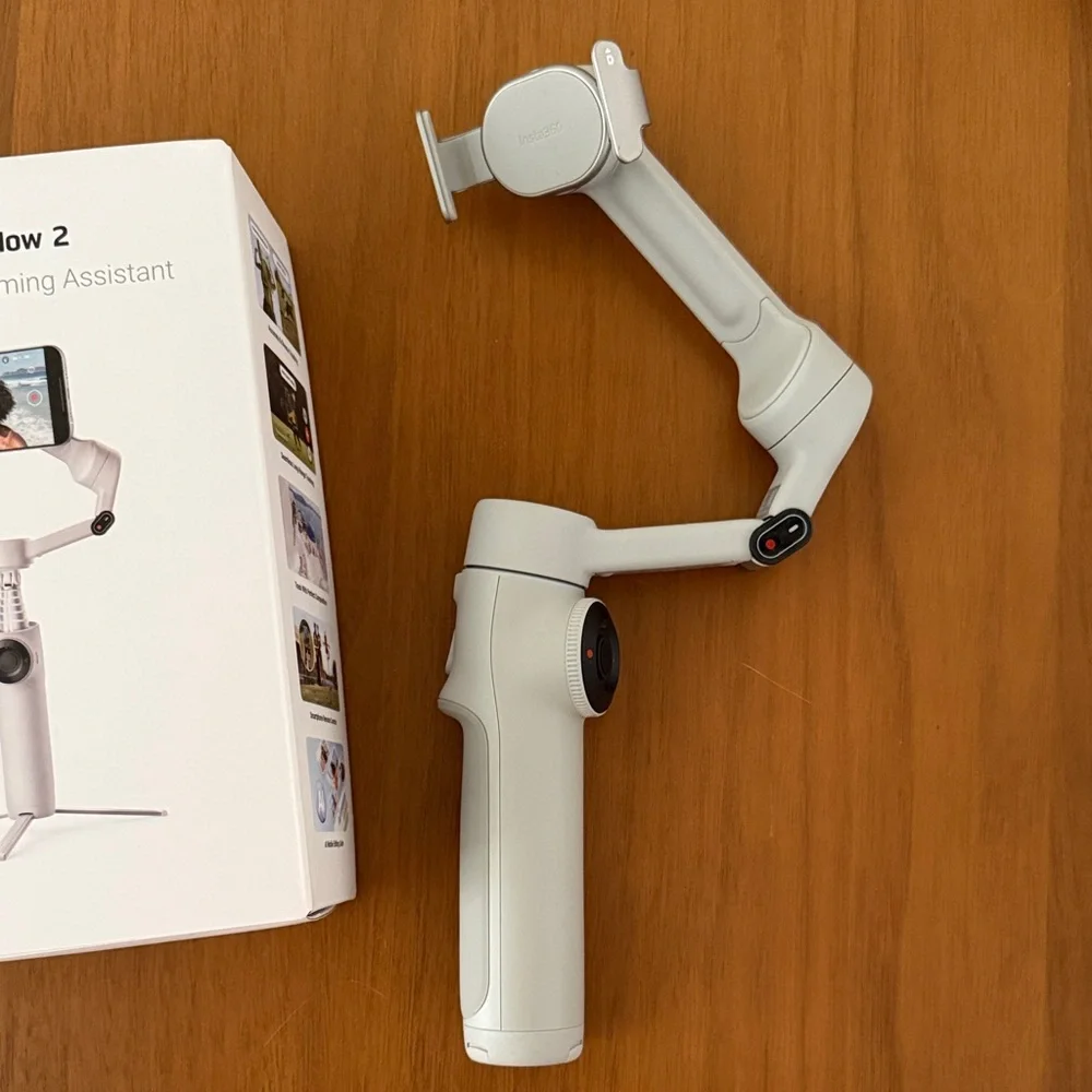 Insta360 Flow 2 Stone Gray Gimbal Stabilizer - Picture 2 of 3